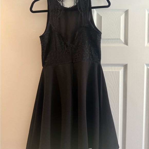 Elegant Black Sleeveless Dress - Picture 3 of 3